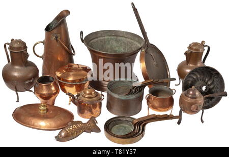 23 Deutsche und Russische Stücke Kupfer zum Tisch- und Küchengebrauch, aus dem 19. Jahrhundert. Stapelbare Reihe von Töpfen, bestehend aus 5 Pfannen und fünf Aufläufe. Die Griffe mit Marken und der russischen Hersteller Jahre ab 1889 - 96. Eine große Pfanne mit Deckel, wahrscheinlich 20. Ein großer Whirlpool, zwei Krüge mit Füßen, die Lufthutzen, die drei Backen Pfannen, zwei Kessel, zwei weitere Schiffe und eine Wärmflasche. Größe 17 bis 62 cm. Dekorative Sammlung, entsprechend dem bisherigen Eigentümer aus einem Schloss Küche. historischen, historische, 19. Jahrhundert, Additional-Rights - Clearance-Info - Not-Available Stockfoto