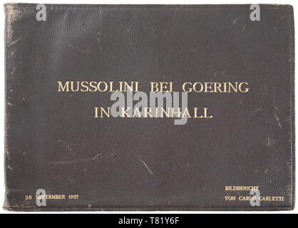 Hermann Göring - ein Fotoalbum von offiziellen Mussolinis Besuch in Carinhall Large Format Photo Album (34 x 24 cm) mit braunen Leder mit Gold - geprägter 'MUSSOLINI BEI GÖRING IN KARINHALL", "28. SEPTEMBER 1937' und 'BILDBERICHT VON CARLO CARLETTI'. Album besteht aus 18 17 x 23 cm schwarz-weiß Fotos. Fotos sind von einem beiläufigen/informellen Stil und verfügen über Hermann Göring, Emma Göring, Mussolini, Graf Ciano, Achille Starace, Luftwaffe Generäle Milch, Stumpf, und Bodenschatz, Paul Schmidt, SS-General Dietrich, und mehr. Aus dem Besitz eines amerikanischen Offiziers der 101 A, Editorial-Use - Nur Stockfoto