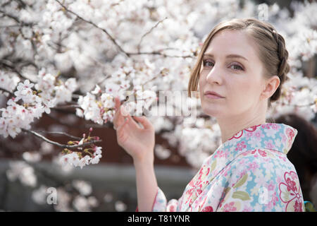 Ein Osaka - gegründete amerikanische Modell in einem Kimono in Gion, Kyoto Stockfoto