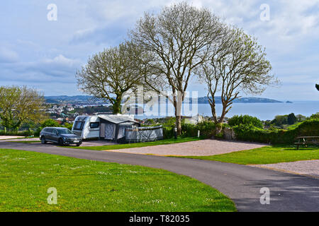 Moderne Auto & caravan Outfit mit Markise und Erweiterungen beigefügt. Mit herrlichem Blick über Torbay in Richtung Torquay. Beverley Park in der Nähe von Paignton. Stockfoto