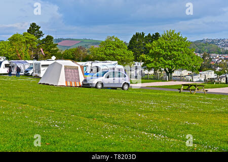 Wohnwagen, Zelte und Wohnmobile am Beverley Park Holiday Park in der Nähe von Paignton, mit herrlichem Blick über Torbay in Richtung Torquay an der englischen Rive Stockfoto