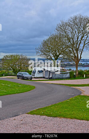 Moderne Auto & caravan Outfit mit Markise und Erweiterungen beigefügt. Mit herrlichem Blick über Torbay in Richtung Torquay. Beverley Park in der Nähe von Paignton. Stockfoto