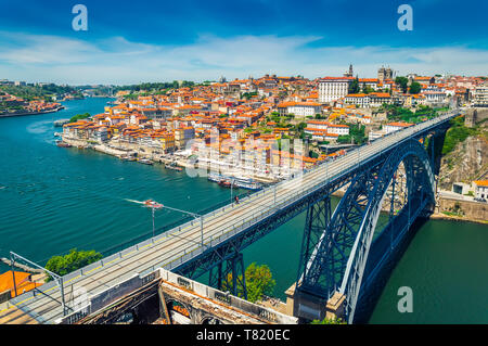 Porto, Portugal: Dom Luis I Brücke über Fluss Duoro und Blick auf Altstadt Stockfoto