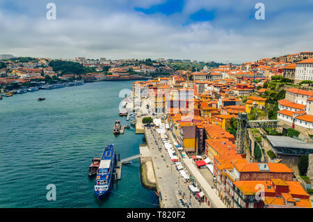 Porto, Portugal: Promenade in Cais de Ribeira entlang des Flusses Duoro Porto Altstadt Stockfoto