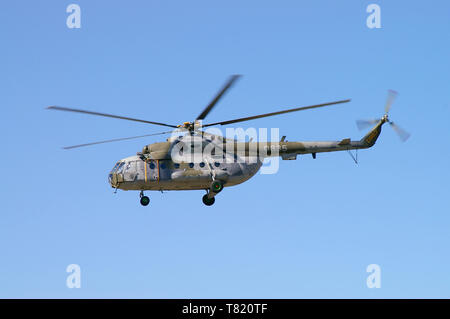 MIL Mi-17 Hip-Hubschrauber der tschechischen Luftwaffe, der auf der Royal International Air Tattoo Airshow, RAF Fairford, Gloucestershire, Großbritannien, fliegt. Kopierraum Stockfoto