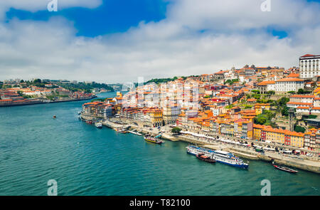 Porto, Portugal: Promenade in Cais de Ribeira entlang des Flusses Duoro Porto Altstadt Stockfoto