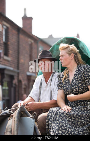 Nahaufnahme von Ehepaar in Wagen von Pferd draußen in vintage Street an Black Country Museum, Dudley, Großbritannien, 1940 Wochenende zog sitzt, Sommer 2018. Stockfoto