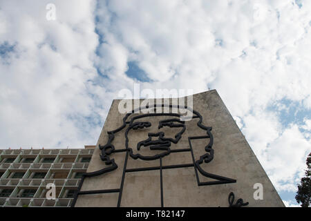 Havanna, die Hauptstadt Kubas, eine Stadt in einem Bit der baufälligkeit als US-Embargo beißt, aber Revolution Sq ist mit Che gebaut mit Blick auf Stockfoto