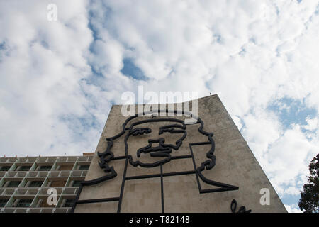 Havanna, die Hauptstadt Kubas, eine Stadt in einem Bit der baufälligkeit als US-Embargo beißt, aber Revolution Sq ist mit Che gebaut mit Blick auf Stockfoto