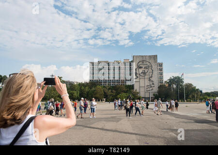 Havanna, die Hauptstadt Kubas, eine Stadt in einem Bit der baufälligkeit als US-Embargo beißt, aber Revolution Sq ist mit Che gebaut mit Blick auf Stockfoto