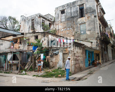 Havanna, die Hauptstadt Kubas, einer Stadt mit ein bisschen Verfall als US-Embargo beißt, Gebäuden und City Scapes von verfallenen Gebäuden Stockfoto