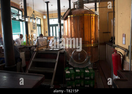 Eine kleine Brauerei in der Altstadt von Havanna, Kuba, Havanna, die Hauptstadt Kubas, eine Stadt in einem Bit der baufälligkeit als US-Embargo beißt Stockfoto