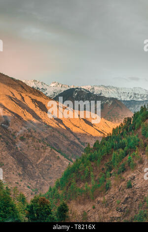 Himalaya Gebirge in der Dämmerung. Himachal - Indien Stockfoto