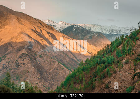 Himalaya Gebirge in der Dämmerung. Himachal - Indien Stockfoto