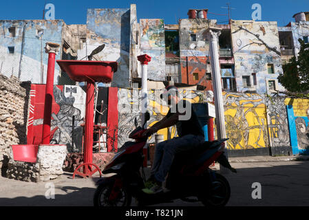 Es ist Street Art ganz heruntergekommenen Havanna, auf einigen Straßen die Künstlerin lebt aber vergessen Galerien ihre auf der Straße. Stockfoto