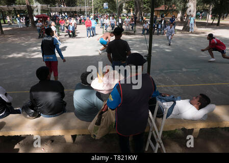 Parks sind gut in Quito Ecuador, Mädchen tanzen in Tracht oder Volleyball spielen am Abend. Die volleyball hat etwas andere Make-up Stockfoto