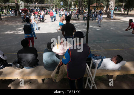 Parks sind gut in Quito Ecuador, Mädchen tanzen in Tracht oder Volleyball spielen am Abend. Die volleyball hat etwas andere Make-up Stockfoto