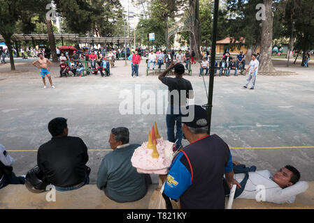 Parks sind gut in Quito Ecuador, Mädchen tanzen in Tracht oder Volleyball spielen am Abend. Die volleyball hat etwas andere Make-up Stockfoto