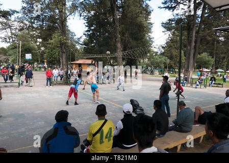 Parks sind gut in Quito Ecuador, Mädchen tanzen in Tracht oder Volleyball spielen am Abend. Die volleyball hat etwas andere Make-up Stockfoto