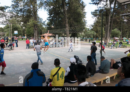 Parks sind gut in Quito Ecuador, Mädchen tanzen in Tracht oder Volleyball spielen am Abend. Die volleyball hat etwas andere Make-up Stockfoto