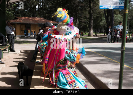 Parks sind gut in Quito Ecuador, Mädchen tanzen in Tracht oder Volleyball spielen am Abend. Die indigenos Kleid ist abgenutzt Stockfoto