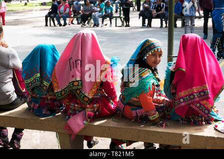 Parks sind gut in Quito Ecuador, Mädchen tanzen in Tracht oder Volleyball spielen am Abend. Die indigenos Kleid ist abgenutzt Stockfoto