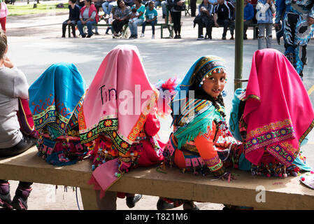 Parks sind gut in Quito Ecuador, Mädchen tanzen in Tracht oder Volleyball spielen am Abend. Die indigenos Kleid ist abgenutzt Stockfoto