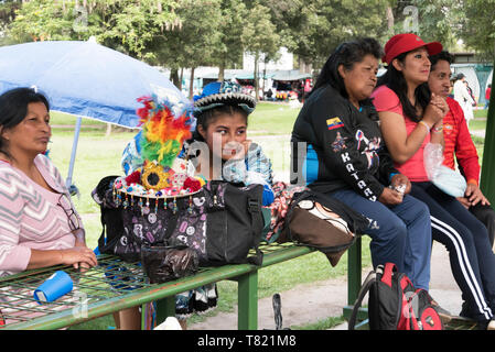 Parks sind gut in Quito Ecuador, Mädchen tanzen in Tracht oder Volleyball spielen am Abend. Die indigenos Kleid ist abgenutzt Stockfoto