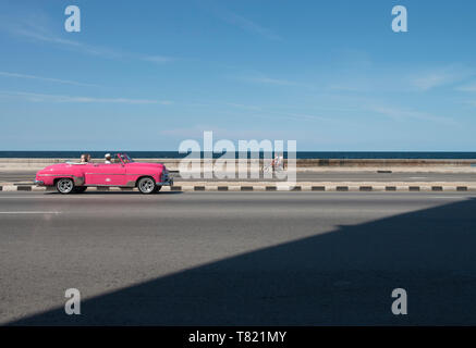 Die alten amerikanischen Autos, die heute eine Touristenattraktion in Havanna Kuba, neue Autos sind selten wegen Blockade Stockfoto