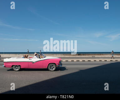 Die alten amerikanischen Autos, die heute eine Touristenattraktion in Havanna Kuba, neue Autos sind selten wegen Blockade Stockfoto