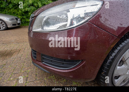 Auto/Fahrzeug crash/Unfall. Stoßfänger Kratzer und Lackschäden. Auto Crash Hintergrund. Stockfoto