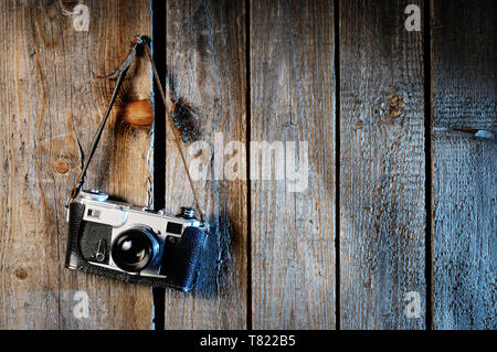 Alte Kamera auf verwitterte Holz- Hintergrund Stockfoto