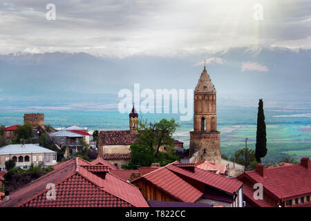 Malerische Aussicht auf die Dächer des alten Gebäude der Sighnaghi, Georgien. Alasani Valley und Kaukasus Gebirge Stockfoto