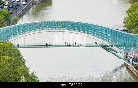 Luftaufnahme auf der Brücke des Friedens über die Kura in Tiflis, Georgien Stockfoto