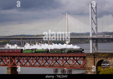 Der Flying Scotsman Dampflokomotive kreuzt die Forth Bridge auf dem Weg von Edinburgh nach Inverness. Stockfoto