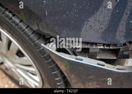 Head on Car Crash mit der Polizei Band. VW Golf, blau. Auto Crash Hintergrund. Stockfoto