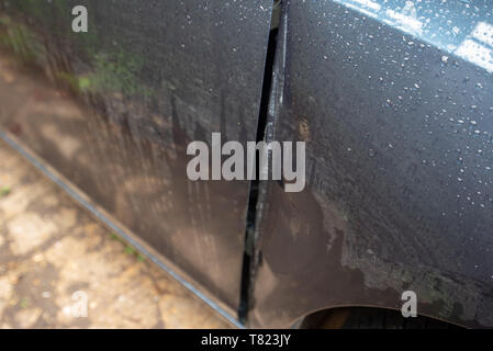 Head on Car Crash mit der Polizei Band. VW Golf, blau. Auto Crash Hintergrund. Stockfoto