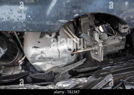 Head on Car Crash mit der Polizei Band. VW Golf, blau. Auto Crash Hintergrund. Stockfoto