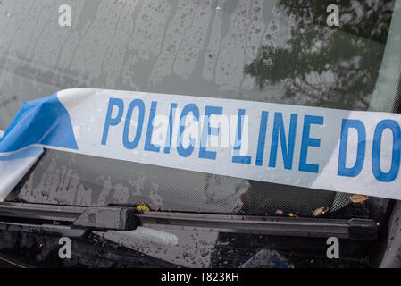 Polizei Band auf ein abgestürztes Fahrzeug nach einem Unfall. Auto Crash Hintergrund. Schäden und Details. Stockfoto