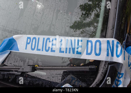 Polizei Band auf ein abgestürztes Fahrzeug nach einem Unfall. Auto Crash Hintergrund. Schäden und Details. Stockfoto