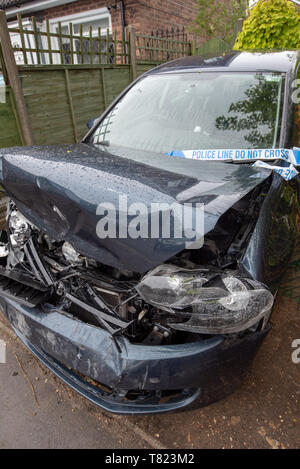Auto Crash, blau/grau Vw Golf Fahrzeug Polizei Band und Schäden. Auto Crash Hintergrund. Stockfoto