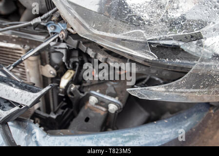 Auto Crash, blau/grau Vw Golf Fahrzeug Polizei Band und Schäden. Auto Crash Hintergrund. Stockfoto