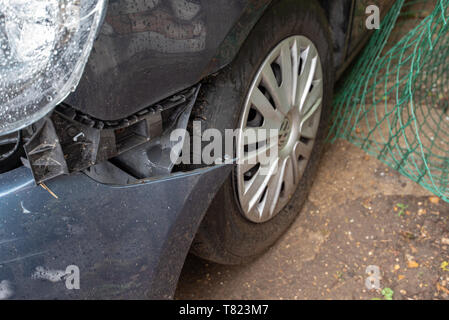 Auto Crash, blau/grau Vw Golf Fahrzeug Polizei Band und Schäden. Auto Crash Hintergrund. Stockfoto