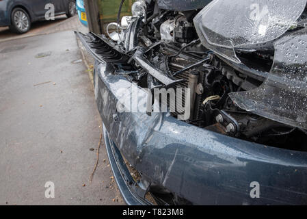 Auto Crash, blau/grau Vw Golf Fahrzeug Polizei Band und Schäden. Auto Crash Hintergrund. Stockfoto