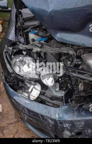 Auto Crash, blau/grau Vw Golf Fahrzeug Polizei Band und Schäden. Auto Crash Hintergrund. Stockfoto