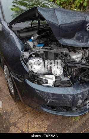 Auto Crash, blau/grau Vw Golf Fahrzeug Polizei Band und Schäden. Auto Crash Hintergrund. Stockfoto
