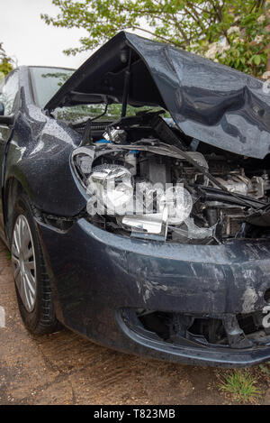Auto Crash, blau/grau Vw Golf Fahrzeug Polizei Band und Schäden. Auto Crash Hintergrund. Stockfoto