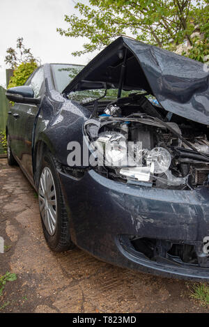 Auto Crash, blau/grau Vw Golf Fahrzeug Polizei Band und Schäden. Auto Crash Hintergrund. Stockfoto
