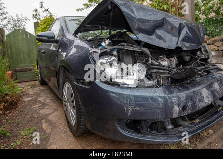 Auto Crash, blau/grau Vw Golf Fahrzeug Polizei Band und Schäden. Auto Crash Hintergrund. Stockfoto