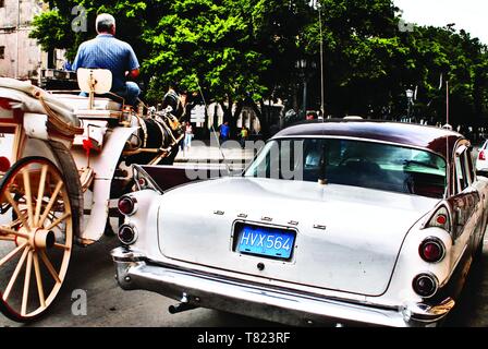 Eine Pferdekutsche und einem alten Dodge sedan sind gemeinsame Verkehrsmittel in Havanna, Kuba wegen der Einfuhr von neuen Autos. Stockfoto